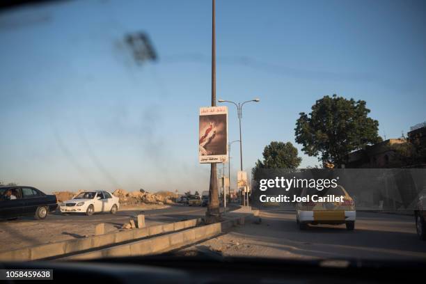 post-isis banner unterwegs in mosul, irak - isis propaganda stock-fotos und bilder