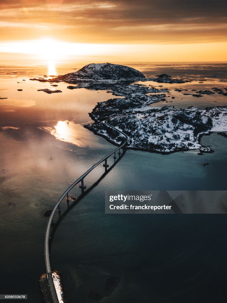 Fantastisk utsikt över lofoten öarna i skymningen