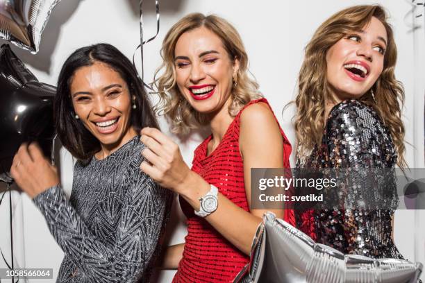 silvester-party - glitzerkleid stock-fotos und bilder