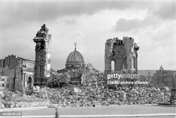 Ruins of the Dresden Frauenkirche. In the background is the dome of the Dresden Academy of Fine Arts . Date unknown . Photo: Deutsche Fotothek /...