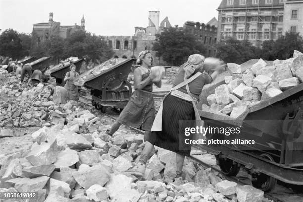 Trümmerfrauen loading a Trümmerbahn in Dresden, Germany, date unknown . Foto: Deutsche Fotothek / Richard Peter jun.