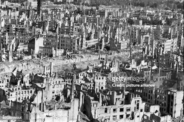 View from the Town Hall tower over the destroyed city centre with the Grunaer Straße in Dresden, Germany, unknown date . Photo: Deutsche Fotothek /...