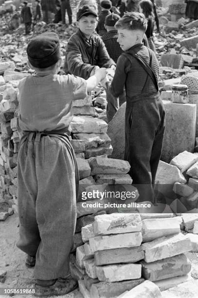 Helping children during ruins clearance work in Dresden, Germany, date unknown . Photo: Deutsche Fotothek / Richard Peter jun.