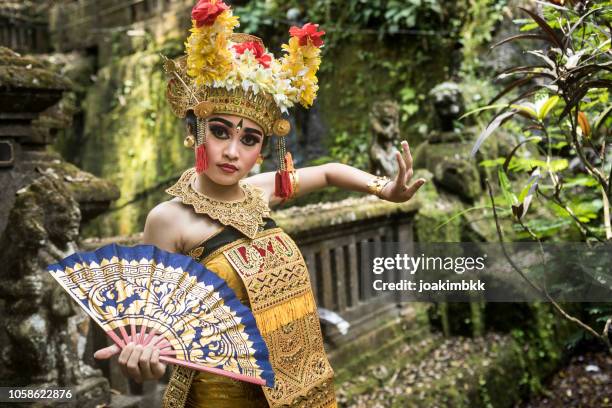 unga traditionella bali dansare i en bambuskog - dansa barong bildbanksfoton och bilder