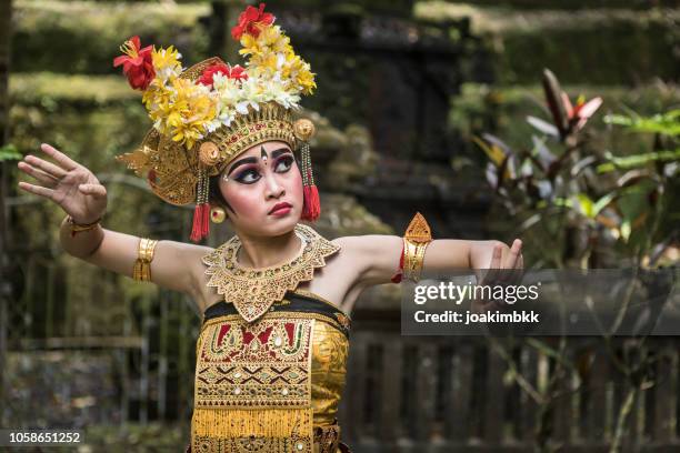 unga traditionella bali dansare i ett hinduiskt tempel - dansa barong bildbanksfoton och bilder