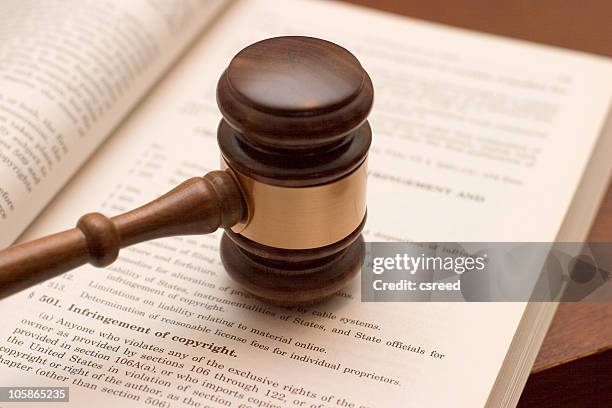 la violation des droits d'auteur ii - propriété intellectuelle photos et images de collection