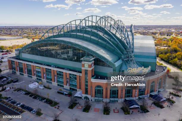 miller park milwaukee - luftbild - milwaukee skyline stock-fotos und bilder