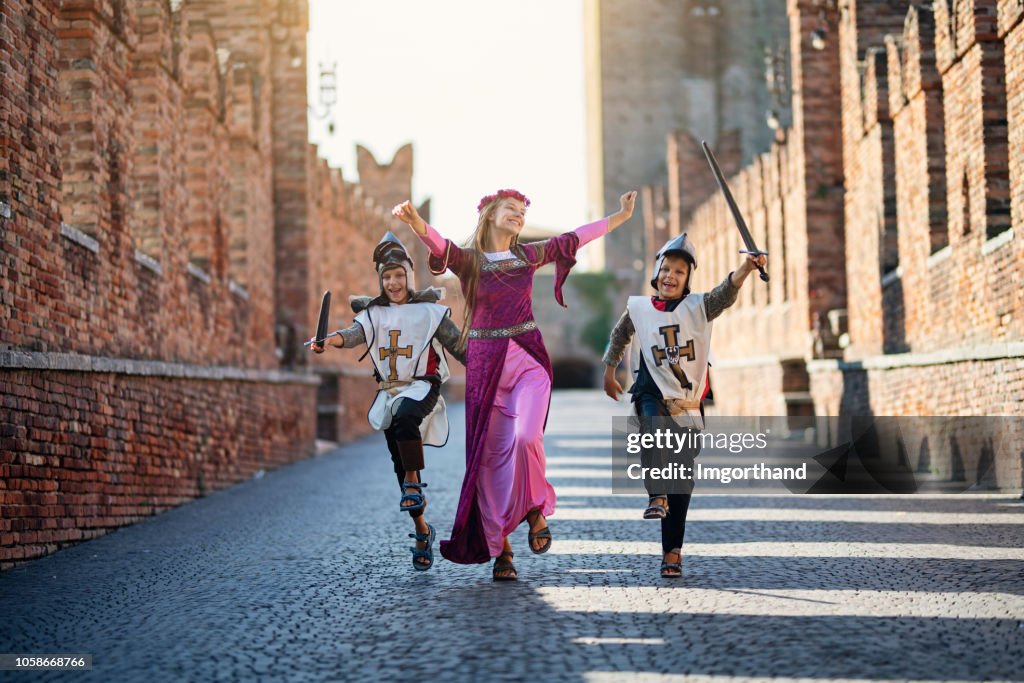 Príncipes y sus caballeros corriendo por el patio del castillo