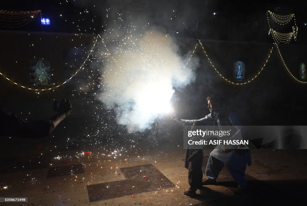 TOPSHOT-PAKISTAN-RELIGION-HINDUISM-FESTIVAL-DIWALI