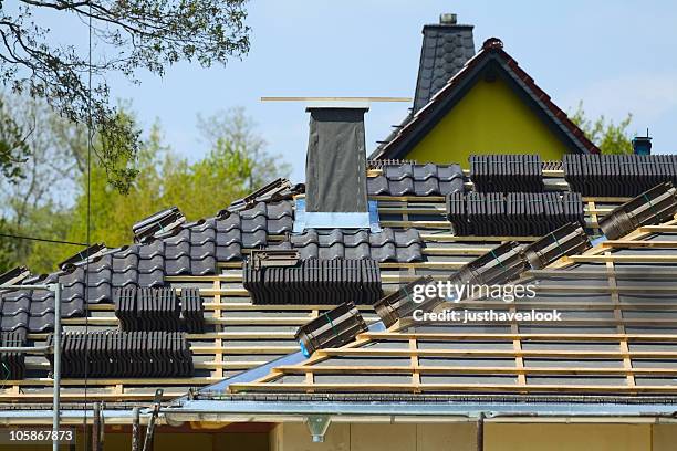 coperture tetto & costruzione - costruttore di tetti foto e immagini stock