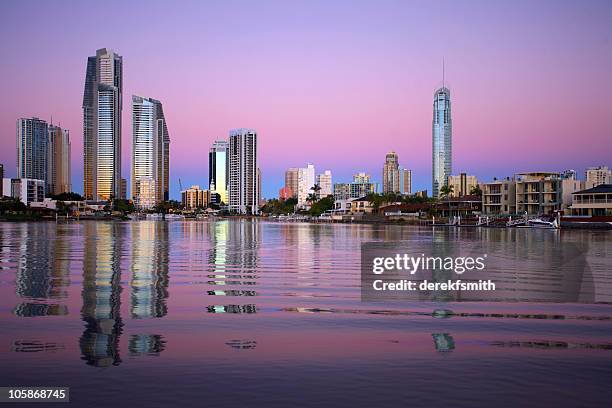 surfers paradise sonnenuntergang - gold coast skyline stock-fotos und bilder