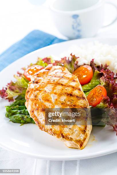hühnchen-gericht - gegrillte hühnerbrust stock-fotos und bilder