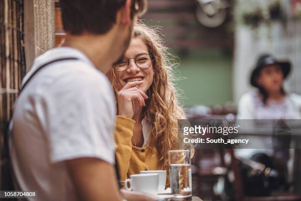 koppel in de coffeeshop - flirten stockfoto's en -beelden