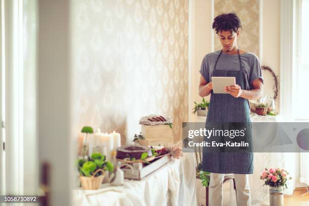 table setting with flowers and chocolate cake - event planning stock pictures, royalty-free photos & images