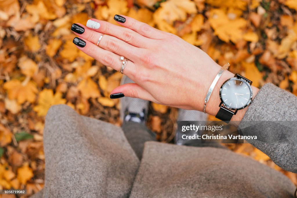 Fall black manicure