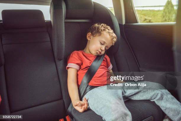 auto reis - sleeping in car stockfoto's en -beelden