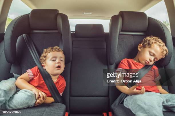 autoreise - car kids stock-fotos und bilder