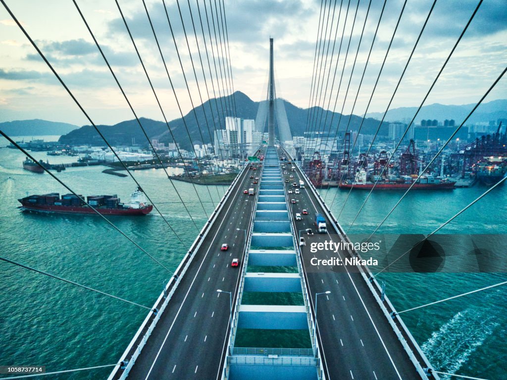 Brug in Hong Kong en containervracht vrachtschip
