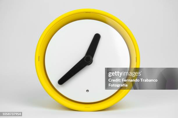 yellow clock - minutenwijzer stockfoto's en -beelden