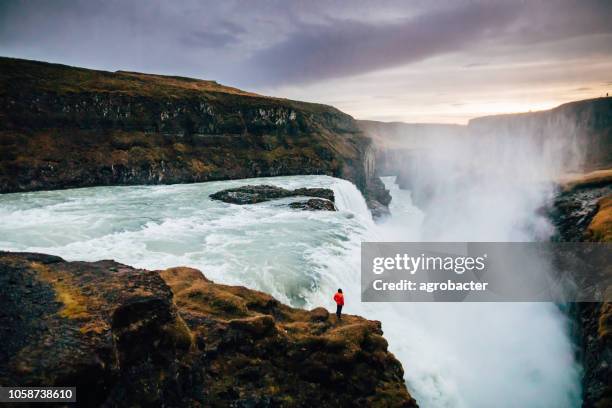 schöne aussicht auf den isländischen gullfoss-wasserfall - gullfoss falls stock-fotos und bilder