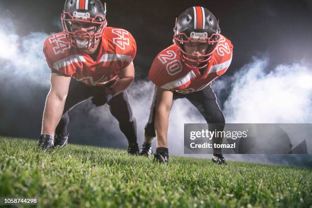 twee voetballers uitgangspositie - safety american football player stockfoto's en -beelden