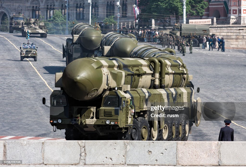 Missiles nucléaires russes Topol-M dans le défilé militaire, Moscou