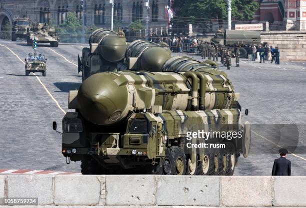 軍事パレード、モスクワでロシアの核ミサイル トーポリ-m - armored vehicle ストックフォトと画像