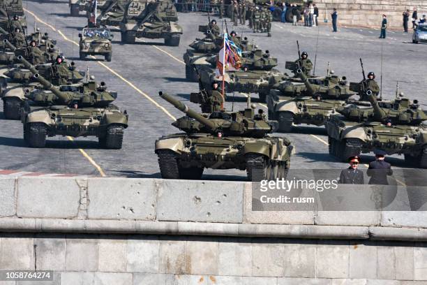 chars de t-90 russes au défilé militaire - armée rouge photos et images de collection