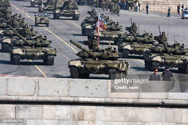 russian t-90 tanks in military parade - red army stock pictures, royalty-free photos & images