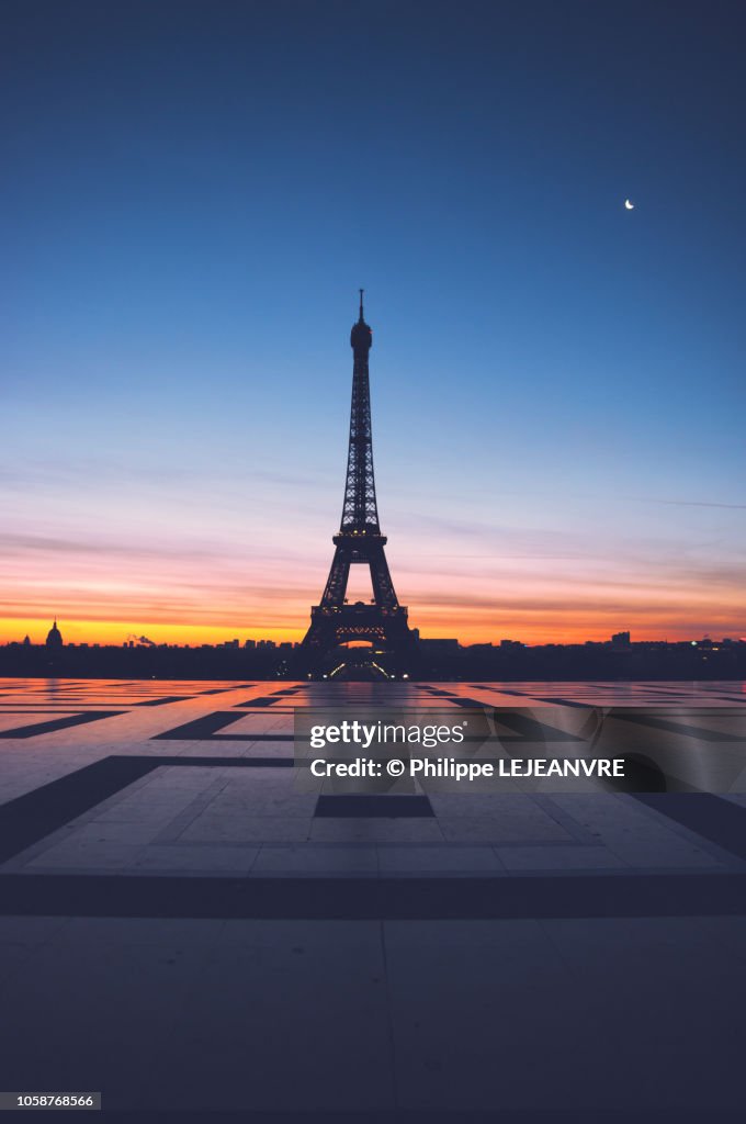 Eiffel tower against sunrise from the Trocadero