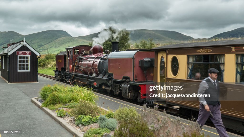 Der Welsh Highland Railway in Snowdonia, Wales (Vereinigtes Königreich). Der Dampfzug macht einen Zwischenstopp in Rhyd Ddu