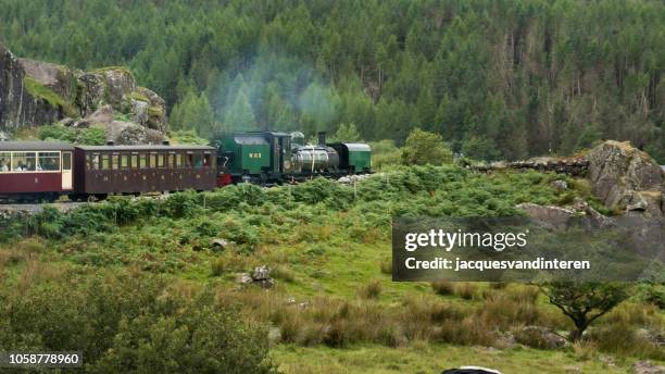 der welsh highland railway in snowdonia, wales (vereinigtes königreich) - snowdonia stock-fotos und bilder