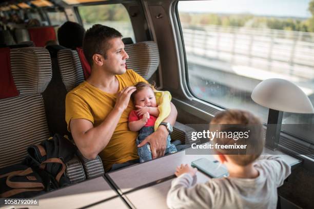 familie reis met de trein - tgv stockfoto's en -beelden