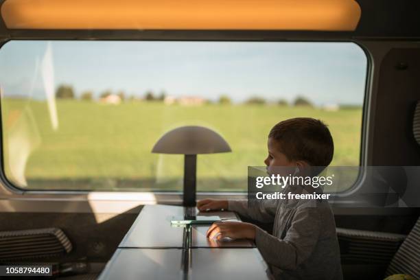 ragazzo in treno - bambino treno foto e immagini stock