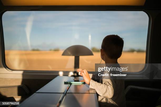 電車の中の少年 - tgv ストックフォトと画像