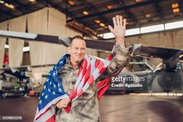 glücklich soldat seine hand winken - us air force stock-fotos und bilder