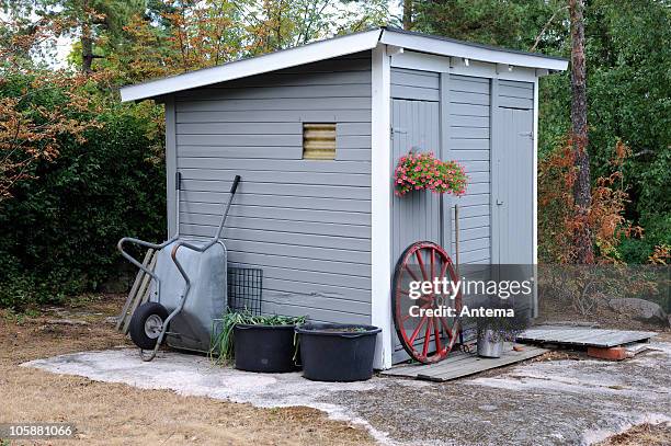 jardín aclarar en gris - shed fotografías e imágenes de stock