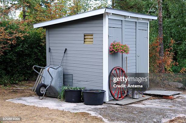 garden shed in grey - hut 個照片及圖片檔