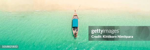 long tail boat on the beach.wonderful background.aerial view from andaman beach. - longtailboot stockfoto's en -beelden