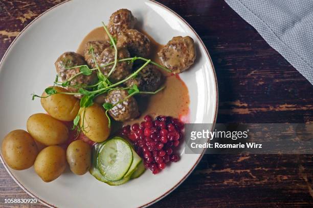 plate with swedish meat balls, garnished - schweden stock-fotos und bilder