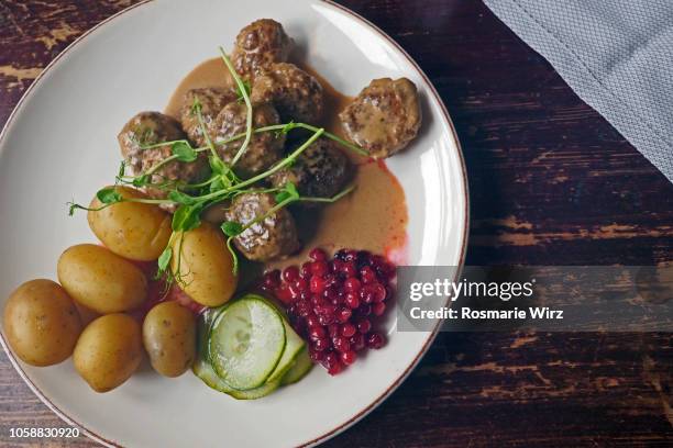 plate with swedish meat balls, garnished - gehaktbal stockfoto's en -beelden