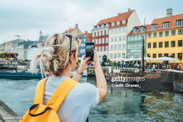 reizen naar kopenhagen - toerist in nyhavn - toerist stockfoto's en -beelden