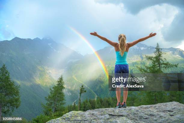 hermoso día en la montaña - landscap with rainbow fotografías e imágenes de stock