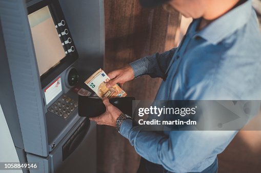 商人在 ATM 取款, 五十歐元鈔票 商人在 ATM 取款, 五十歐元鈔票