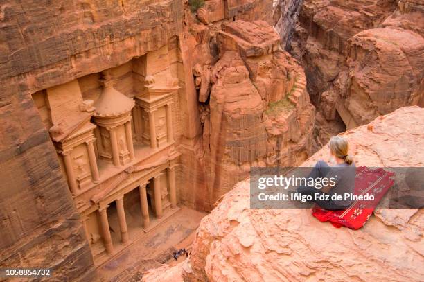 the treasury, al-khazneh, petra, wadi musa, jordan. - petra fotografías e imágenes de stock