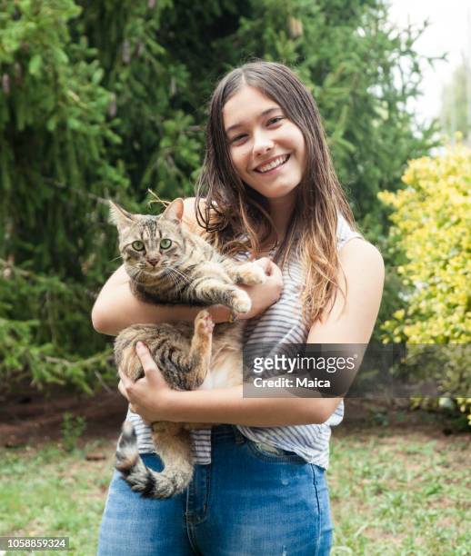 抱著她友好的貓的年輕婦女 - hairy girl 個照片及圖片檔
