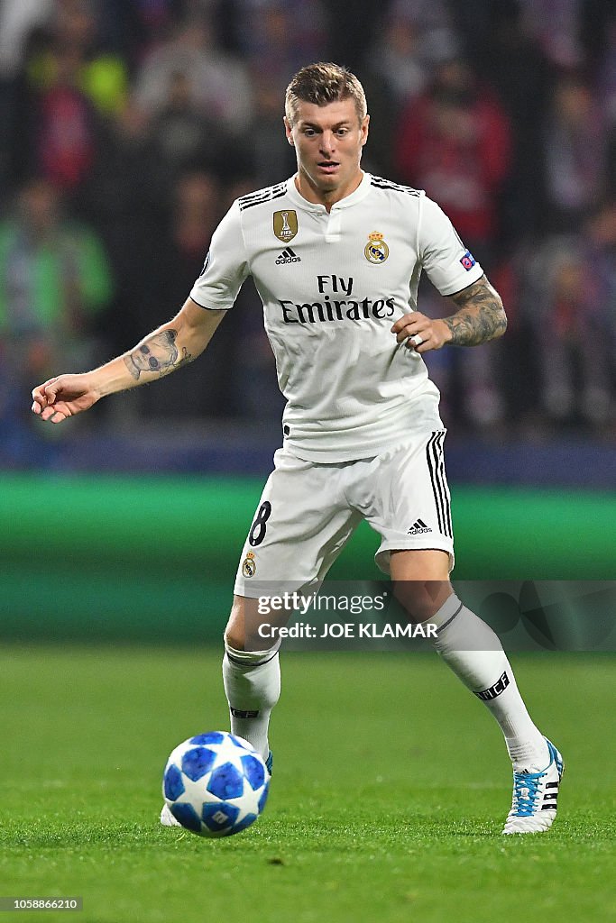 Real Madrid s German Midfielder Toni Kroos Runs With The Ball During real-madrid-s-german-midfielder-toni-kroos-runs-with-the-ball-during