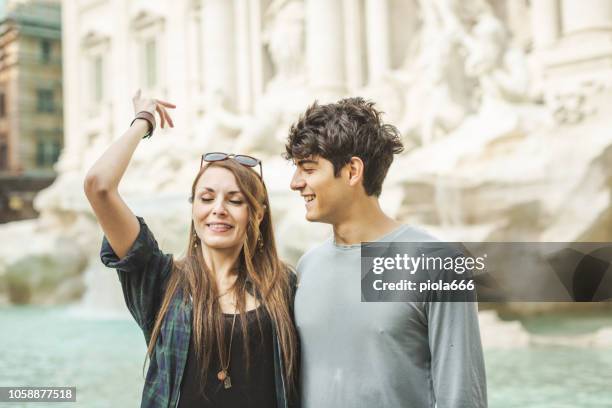 los bancos una moneda en la fontana de trevi - fontana de trevi fotografías e imágenes de stock