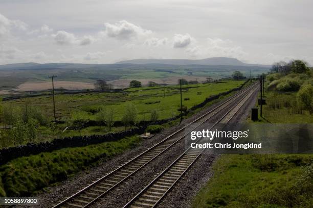 railway tracks through hilly countryside - off the beaten path englische redewendung stock-fotos und bilder