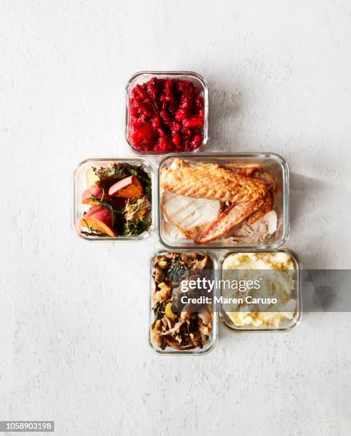 thanksgiving leftovers in containers on white wood - leftover stockfoto's en -beelden